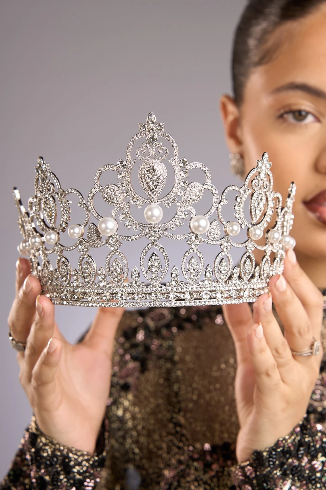 La couronne remise à l'Icône, sertie de cristaux et de perles.